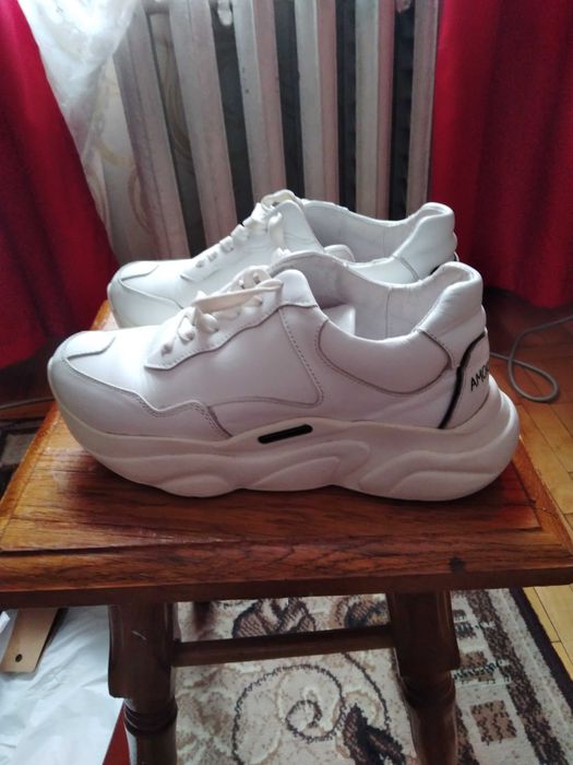 Шкіряні кросівки