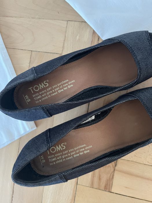 Buty na koturnie Toms dżinsowe