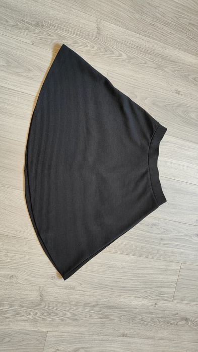 Czarna rozkloszowana spódniczka