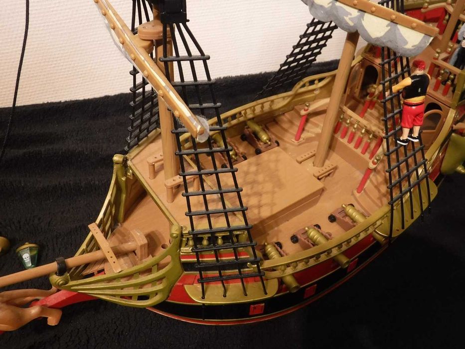 Piękny statek kapitana Sabertootha, Czarna Dama, z załogą i skarbem