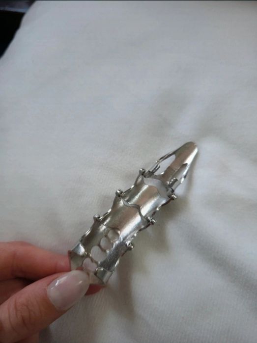 Srebrny pierścionek pierścień szpon zbroja pazur emo alternative gothi