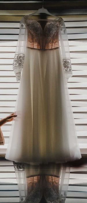 Suknia ślubna z długimi rękawem z dekoltem V