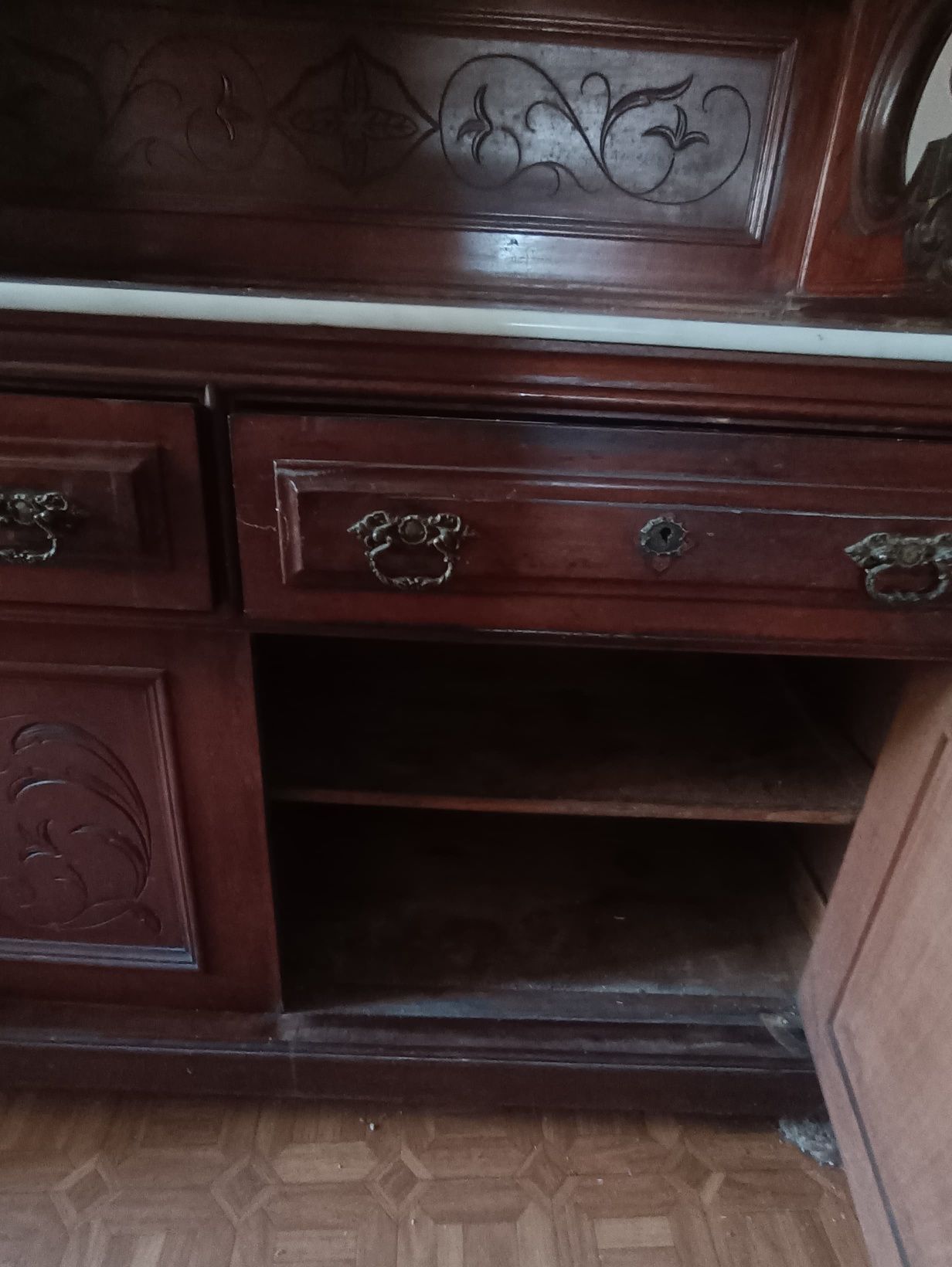 Móvel de sala com portas de vidro