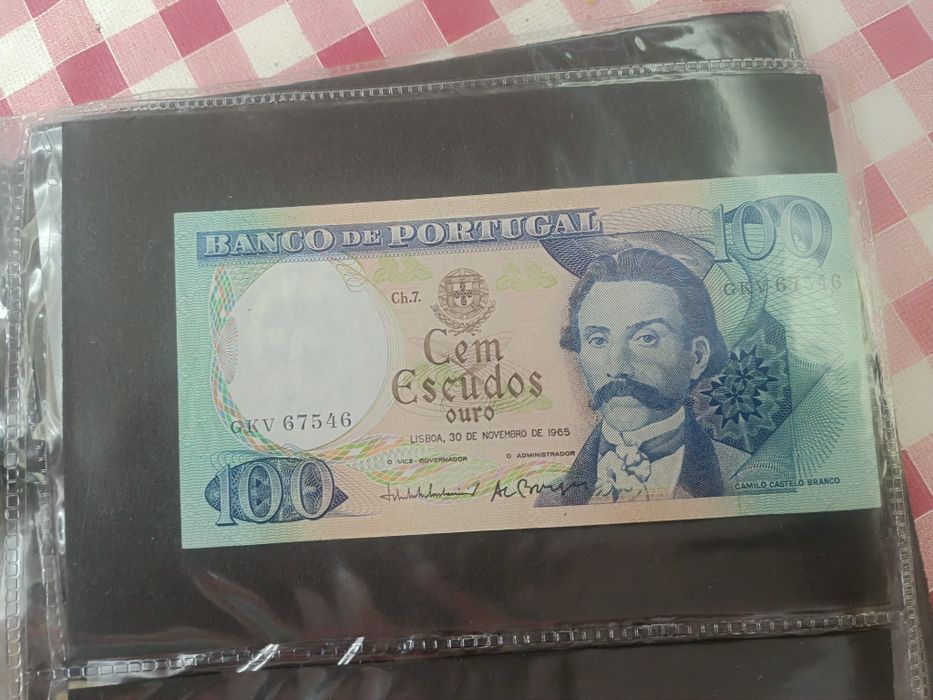 Várias notas de 100 escudos 50 escudos e 20 escudos