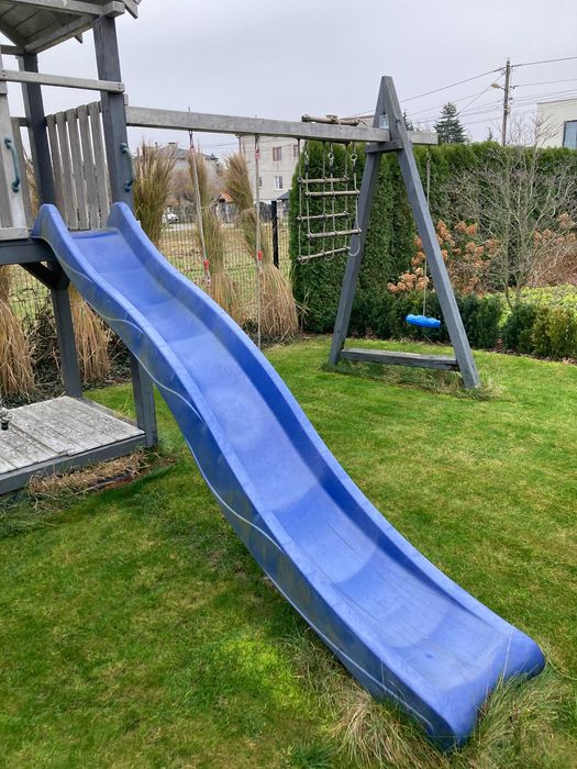 Domek ogrodowy ze zjeżdżalną, piaskownicą i huśtawkami