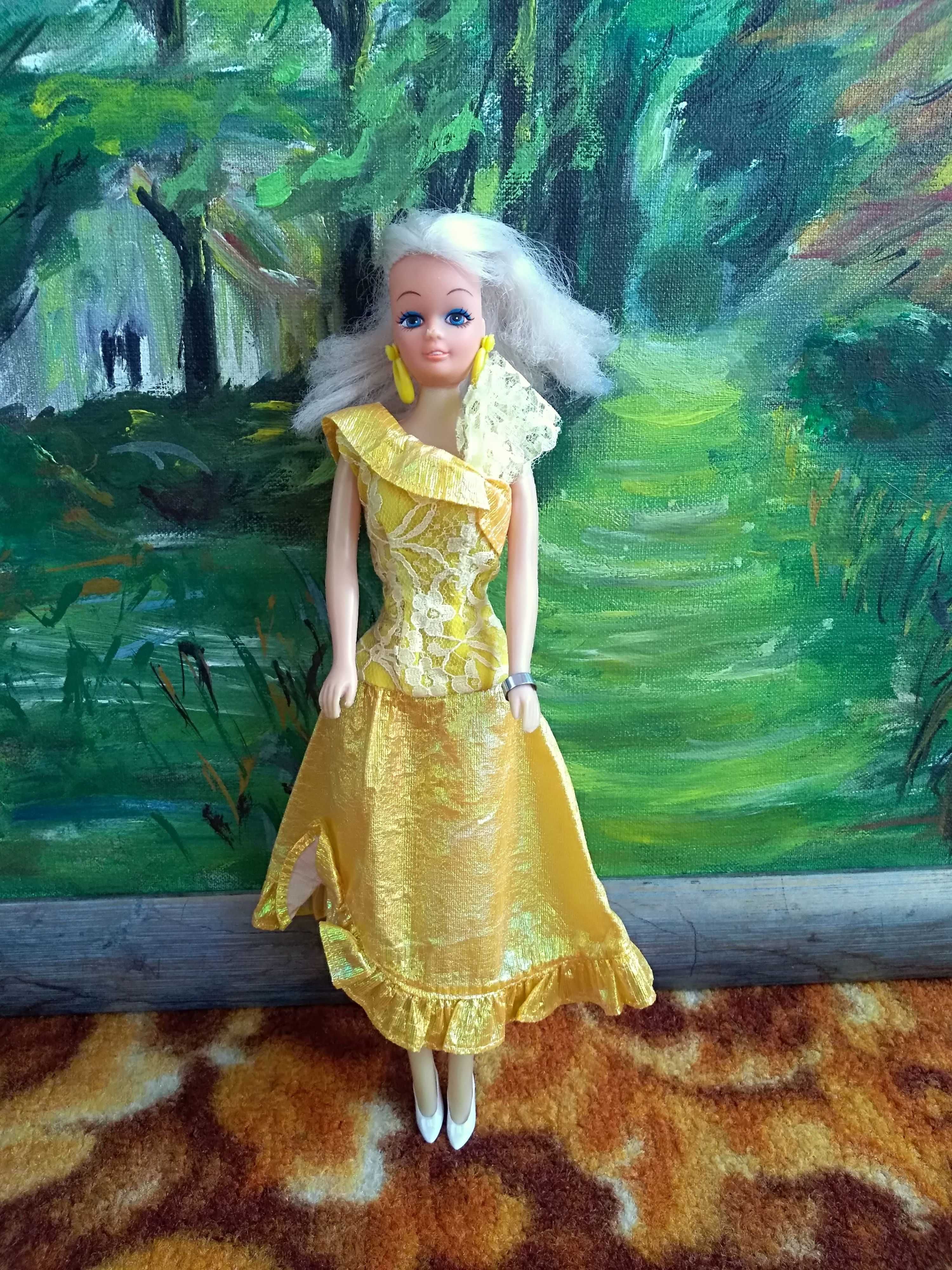 Lalka typu Barbie, złota sukienka balowa akcesoria