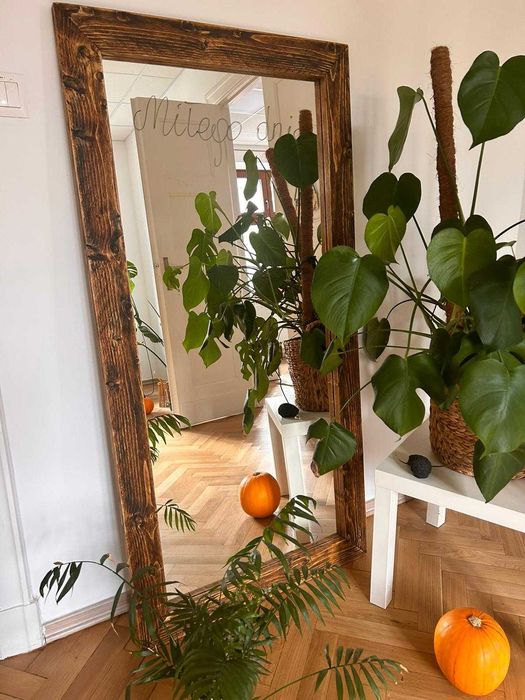 Lustro w drewnianej ramie