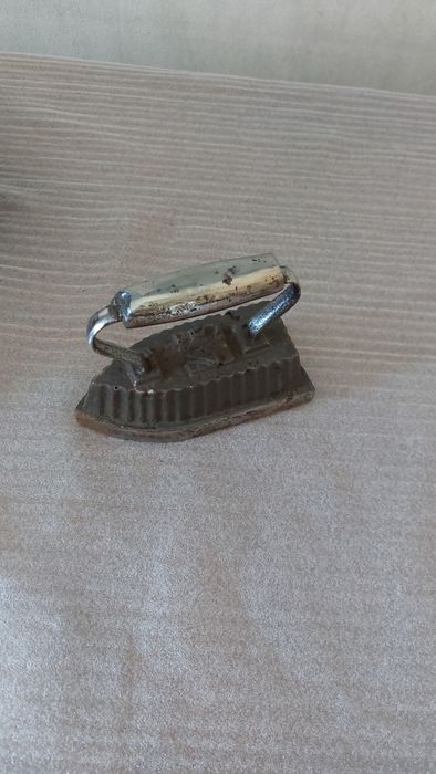 Чугунный утюг, праска "Красный литейщик" 4,5 кг.