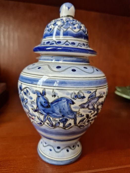 Pote cerâmica azul e branca.pintado à mão.
