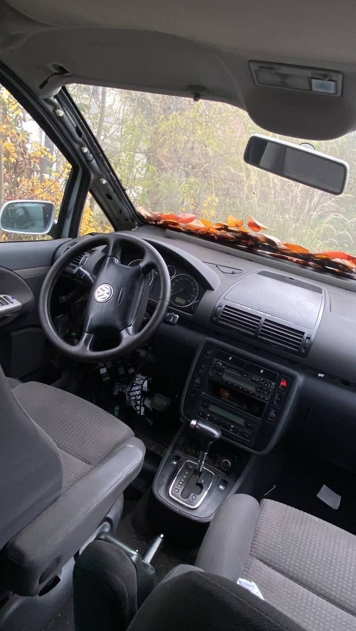 Бардачок Запчастини на Volkswagen Sharan 2001