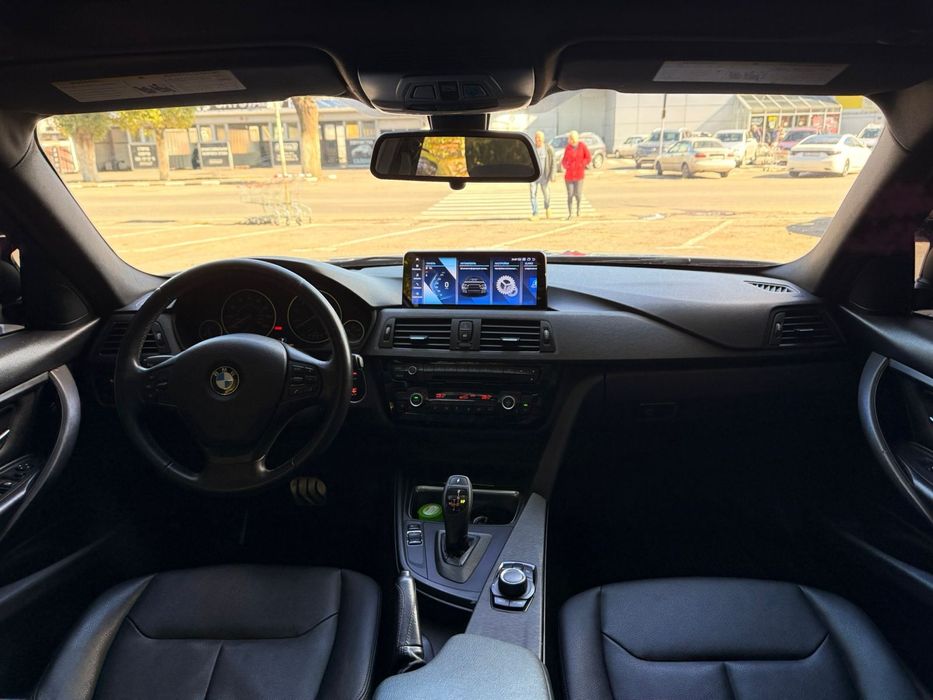 Жива BMW 320i у стильному M-пакеті. Їде, як куля, виглядає — як мрія.