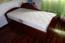 Cama dupla de solteiro em madeira