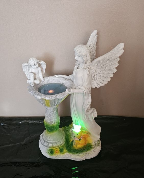 Anioł. Figurka ogrodowa zasilana energią słoneczną.