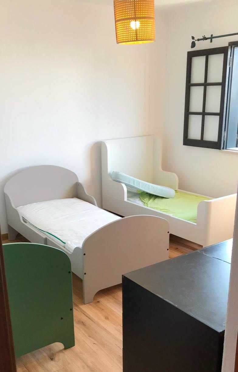 3 Camas extensíveis e 1 secretária