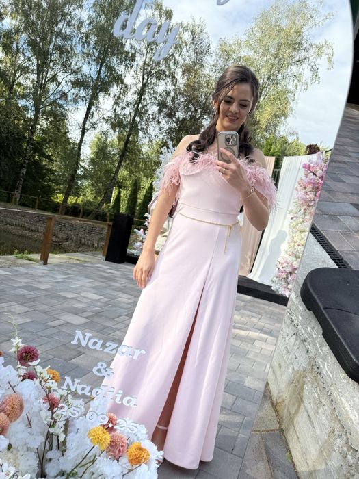 Вечірня сукня з пірʼям