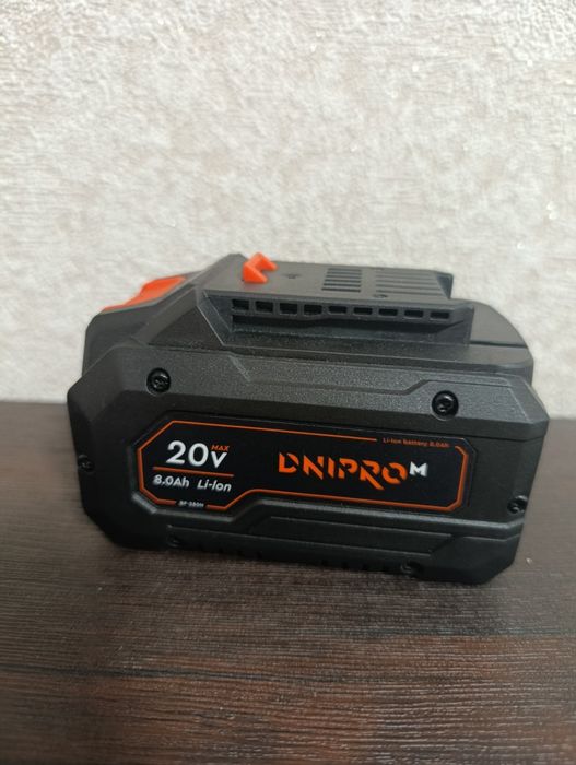 Зарядний пристрій і акамулятор