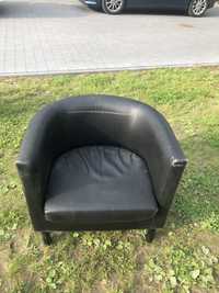 Czarny skórzany fotel