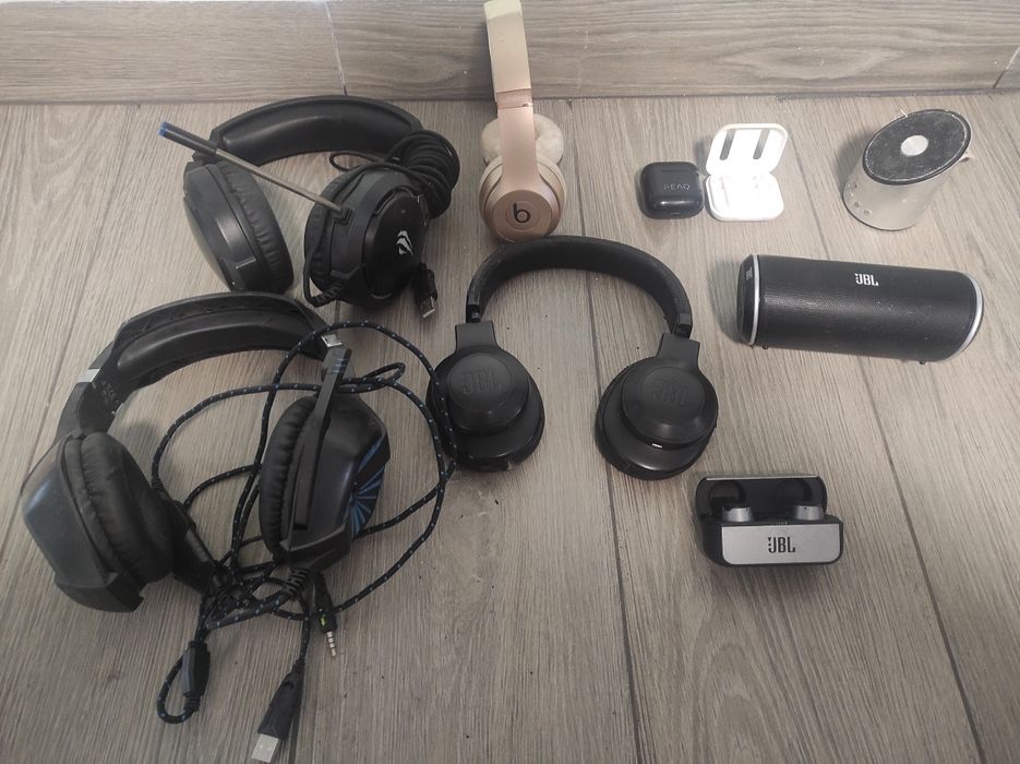 Zestaw słuchawek JBL oraz głośnik