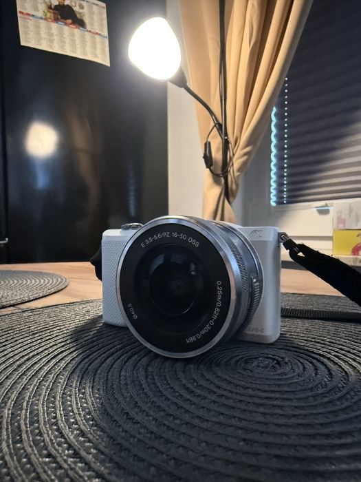 Sony Alpha 5000 – biały + obiektyw 16–50mm OSS – bardzo dobry stan
