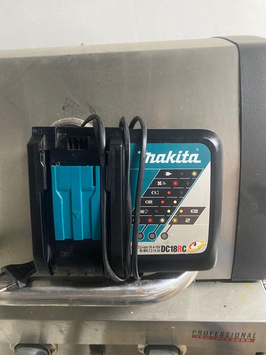 Макіта зарядка 18v