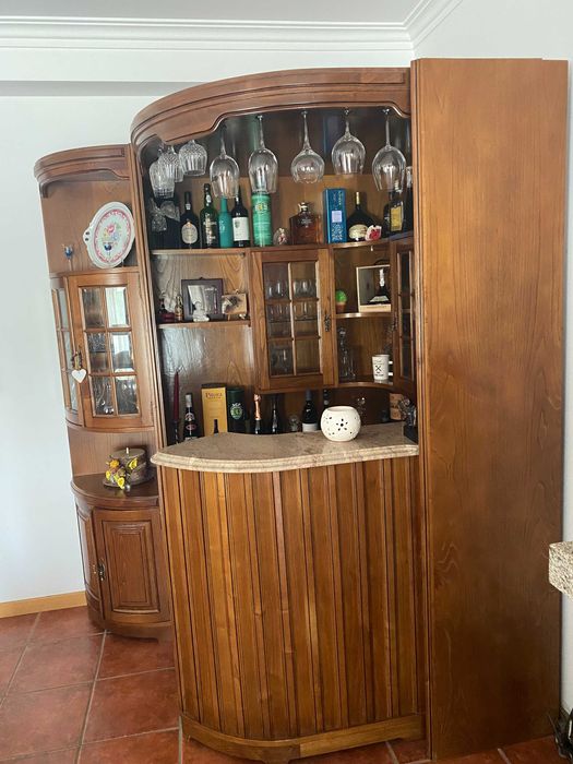 Bar de Sala em Madeira Maciça com Balcão e Vitrine