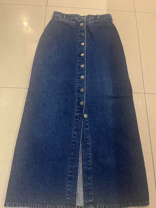Jeansowa długa spodnica na guziki