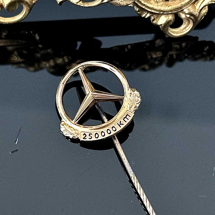 Mercedes – srebrna pozłacana szpilka do krawata Mercedes lata 50-60-te