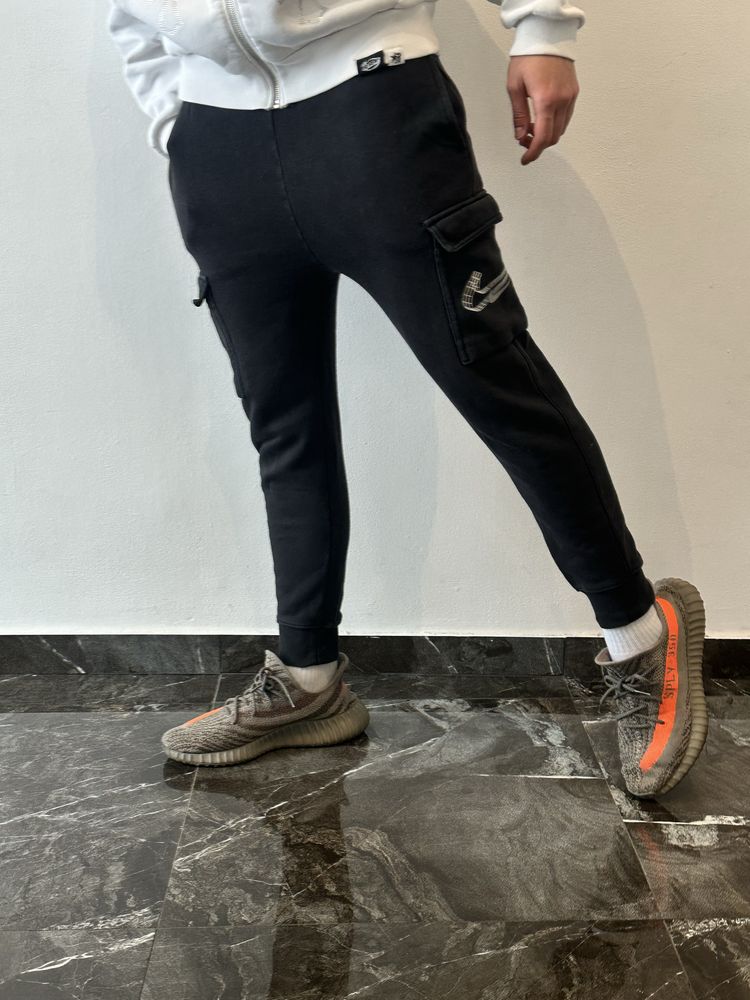 Nike spodnie dresowe czarne długie czargo z kieszeniami z nadrukiem