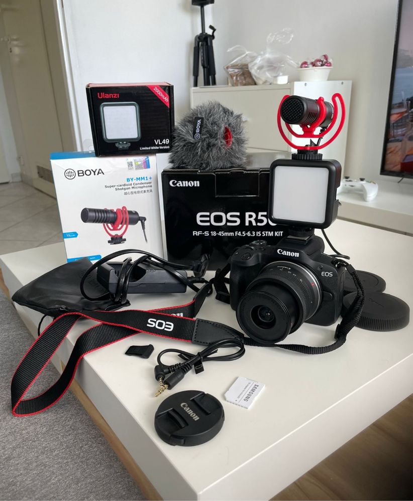 Aparat Canon EOS R50 z obiektywem, lampa, mikrofonem, karta ssd.
