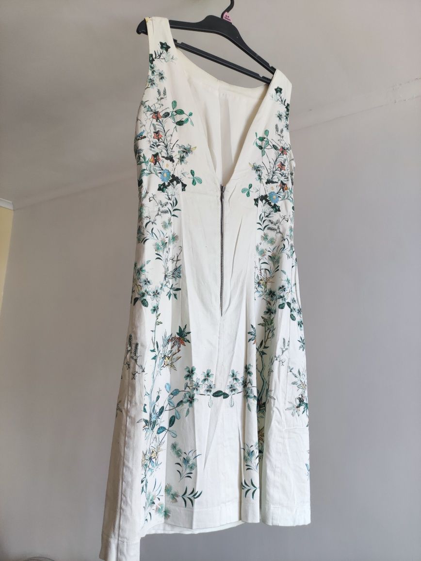 Sukienka biała z nadrukiem roślinnym podszewka plecy w V