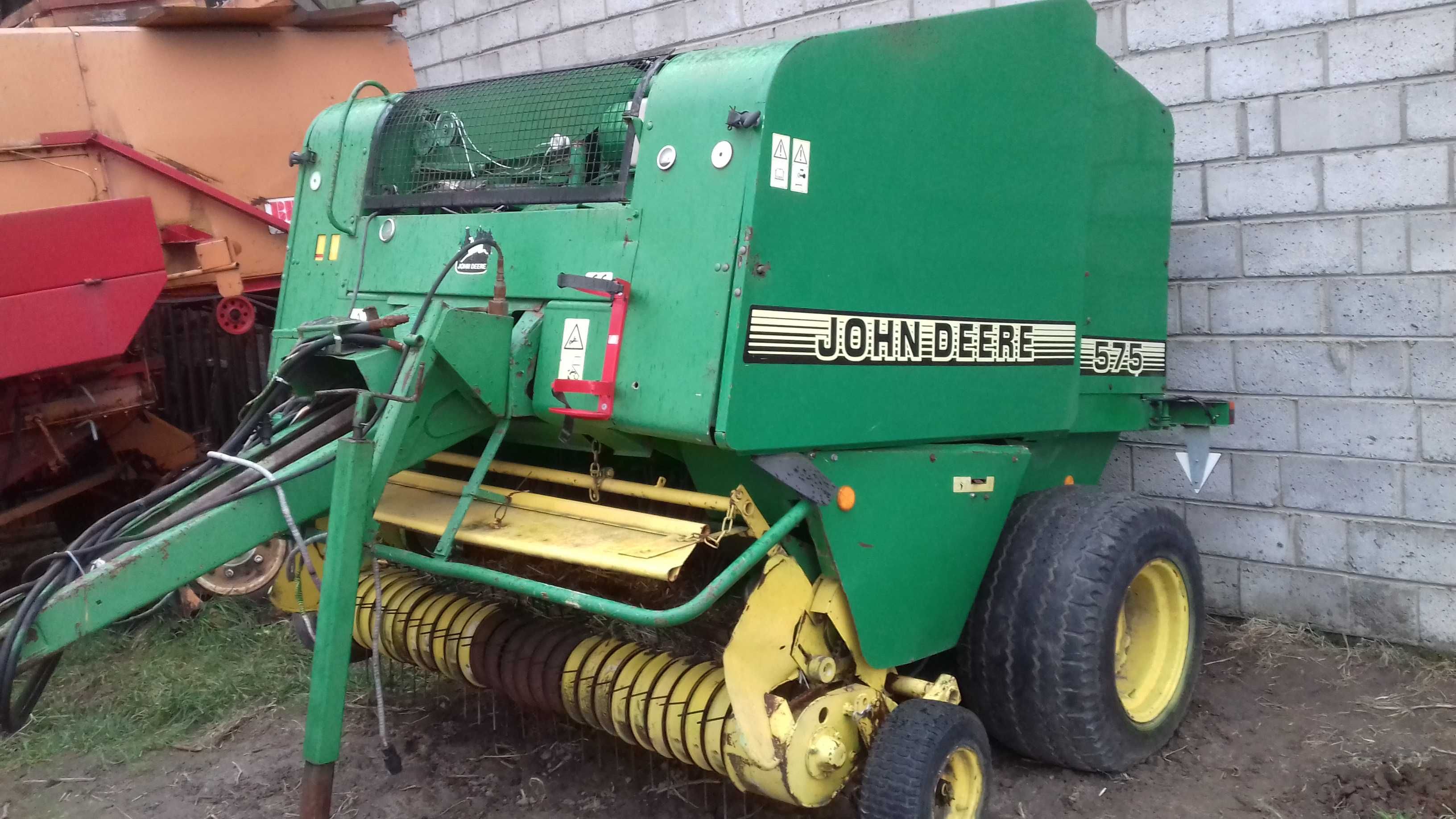 Prasa zwijająca John Deere 575 z rotorem na szerokim podbieraczu