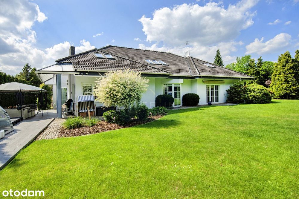 Piękny dom z ogrodami i basenem, Poczesna Zawodzie