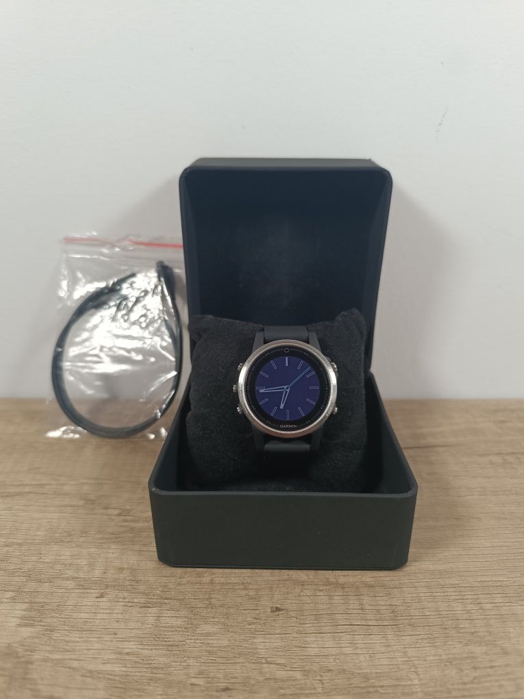 Garmin Fenix 5S srebrny z czarnym paskiem