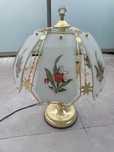 Elegancka lampa stołowa z ręcznie zdobionym kloszem