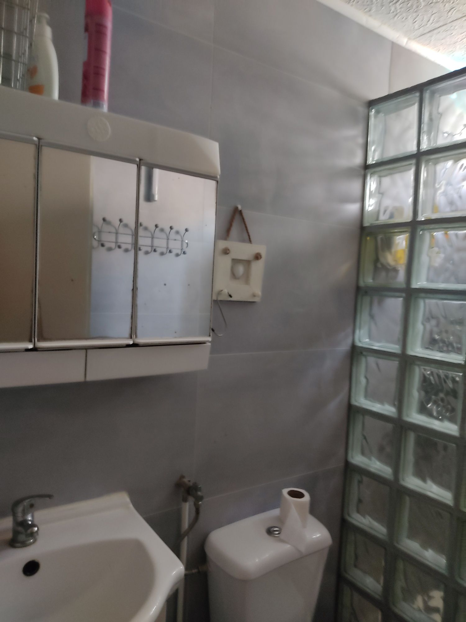 Alugo quarto de casal ou solteiro