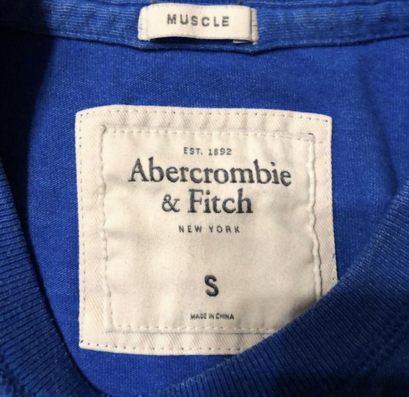 Niebieska koszulka T-shirt z haftem Abercrombie & Fitch [S]