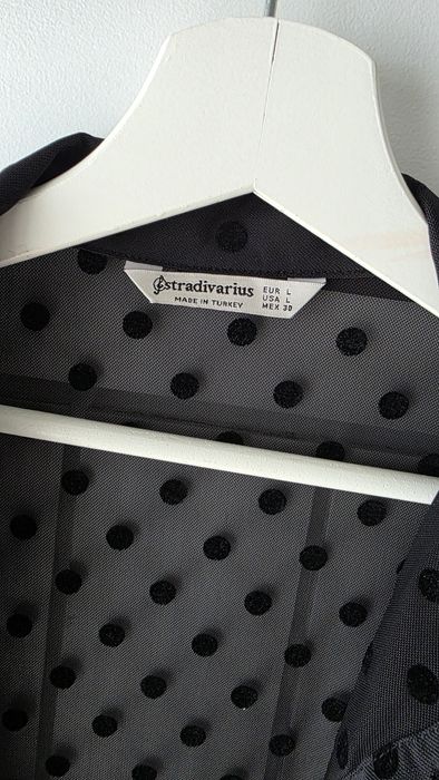 Camisa Stradivarius preta bolinhas M