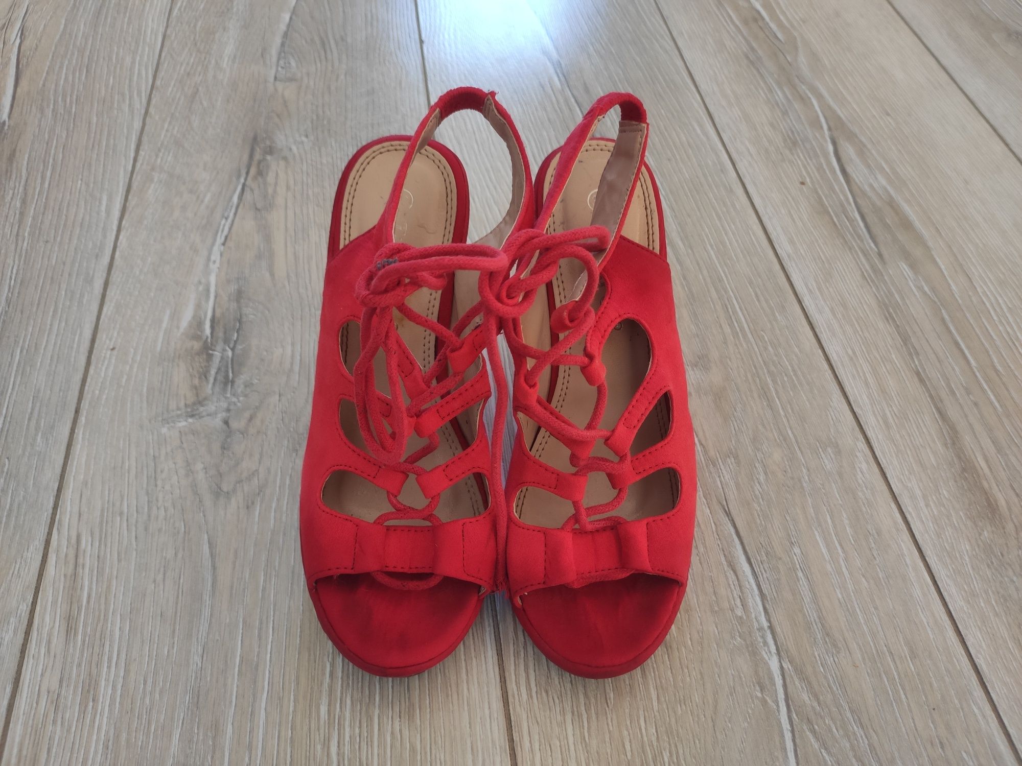 Czerwone sandały na koturnie 36