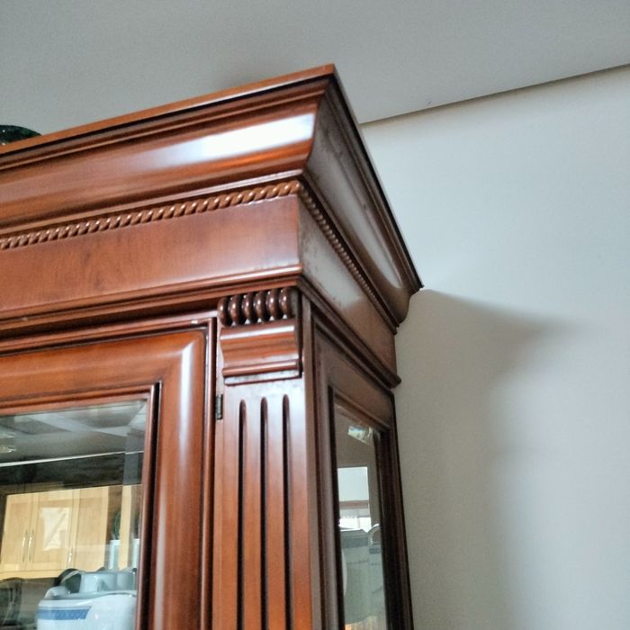 Vendo vitrine, para loucas ou livros. Em cerejeira.