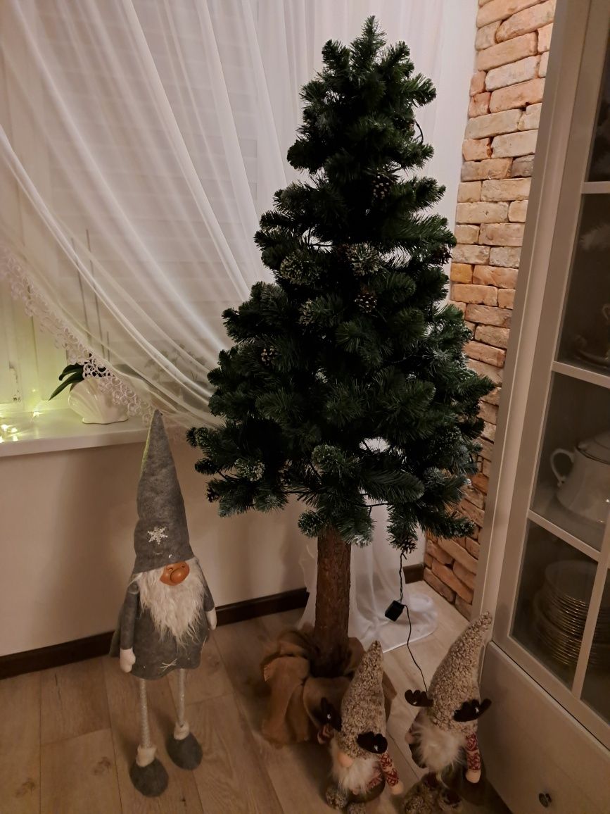 Choinka na pniu,bardzo ładna i stabilna.