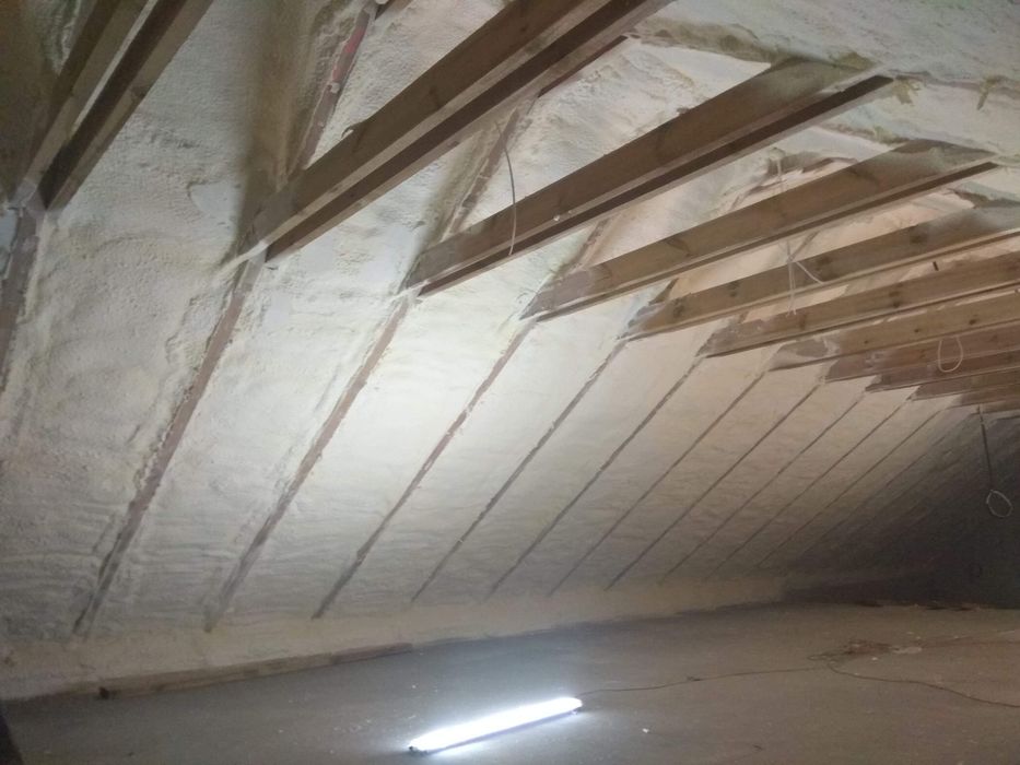 Ocieplanie pianką PUR dachu i poddasza - Izolacje natryskowe hal pianą