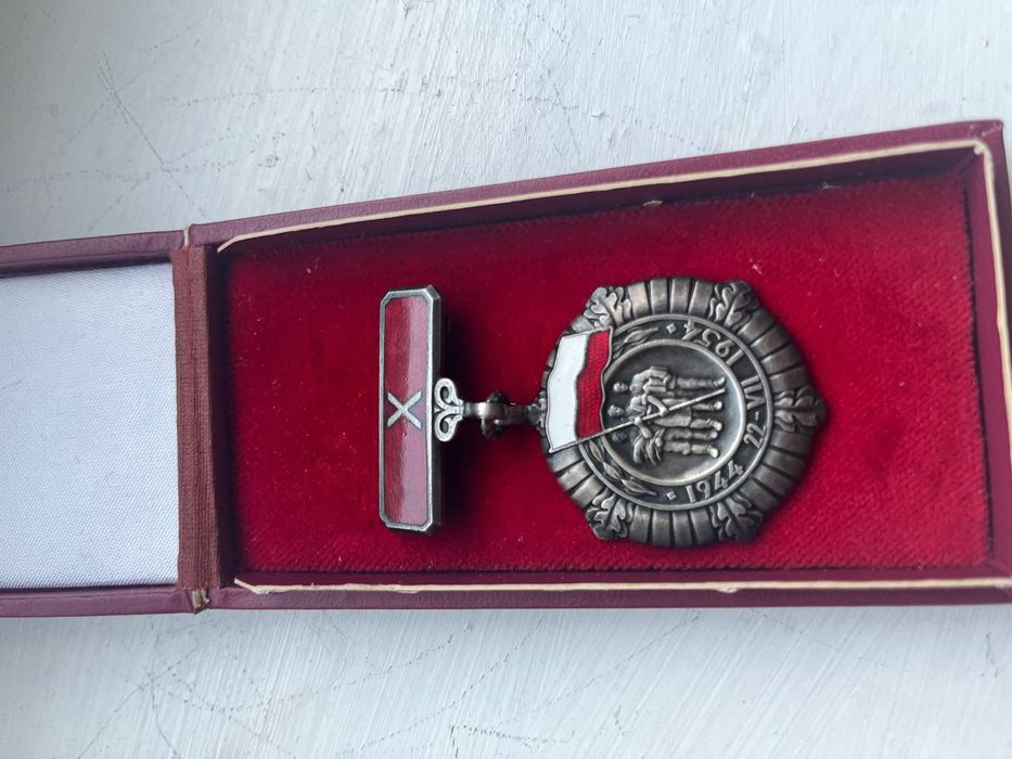 Oryginalna wyjątkowy medal w srebrnym wykończeniu – gratka dla kolekcj