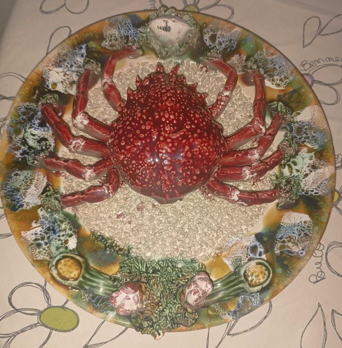 Prato decorativo com representação de caranguejo, artesanal