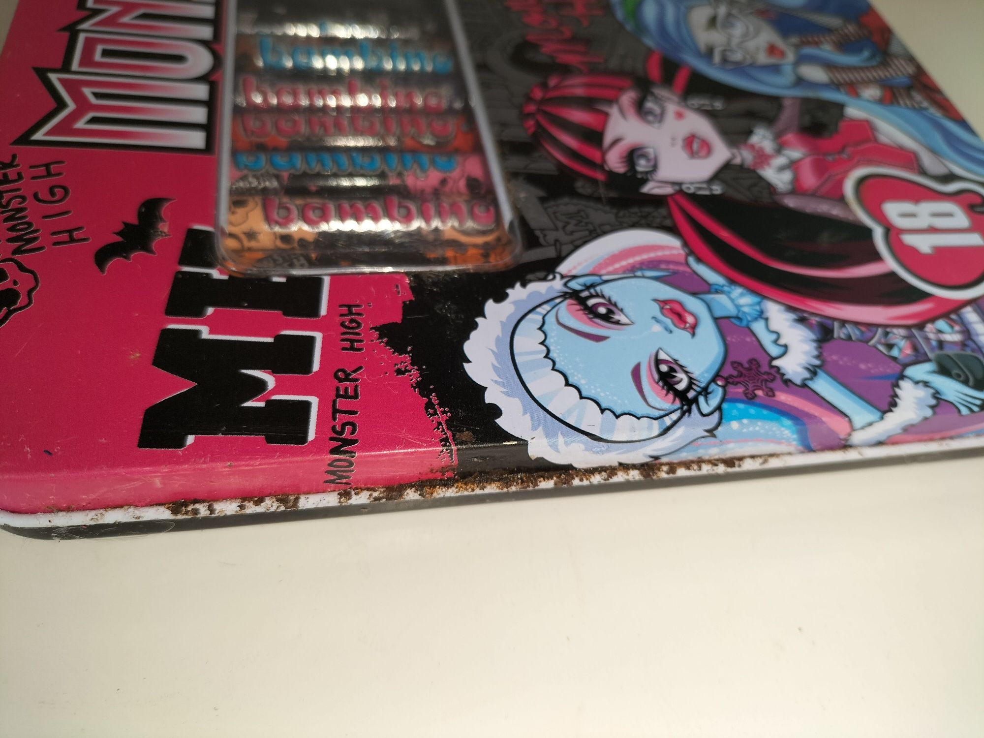 Kredki Bambino Monster high 18 sztuk temperówka, metalowe pudełko