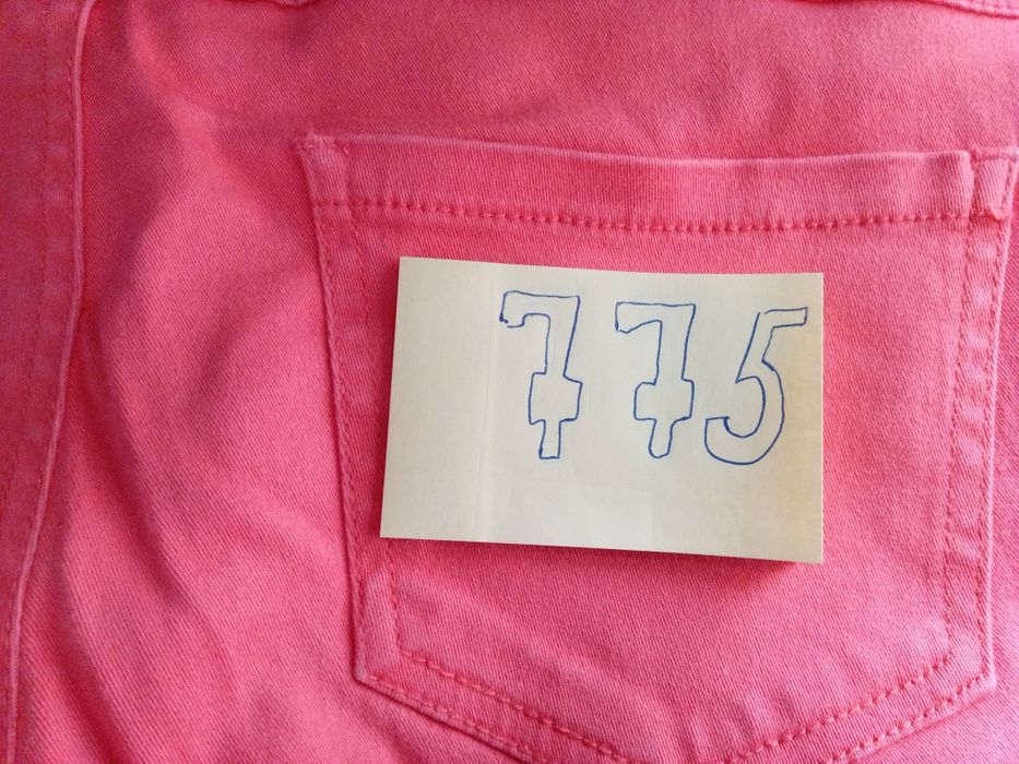 Жіночі червоні джинси.