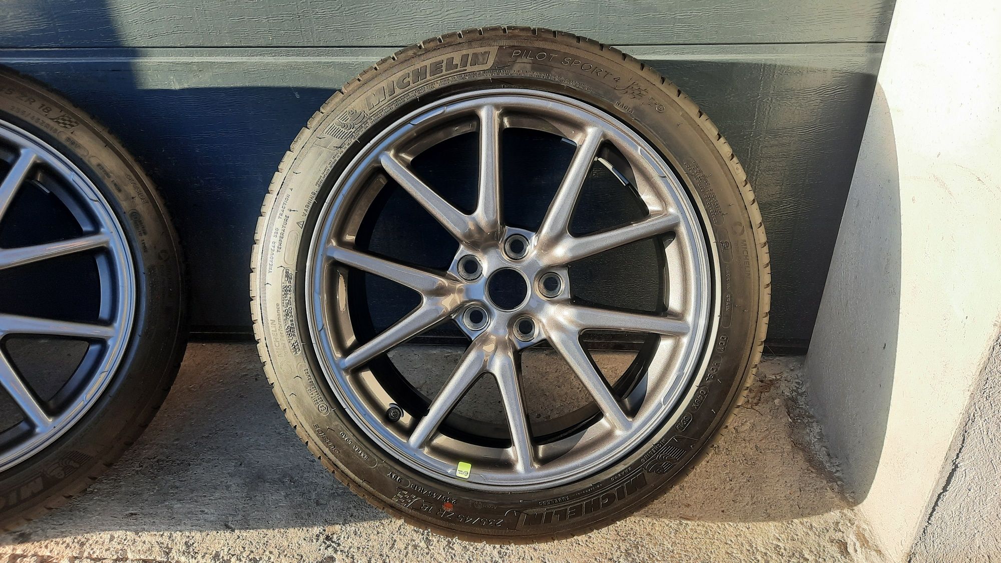 Koła letnie Tesla Model 3 Michelin 235/45 ZR18 + Aero kołpaki