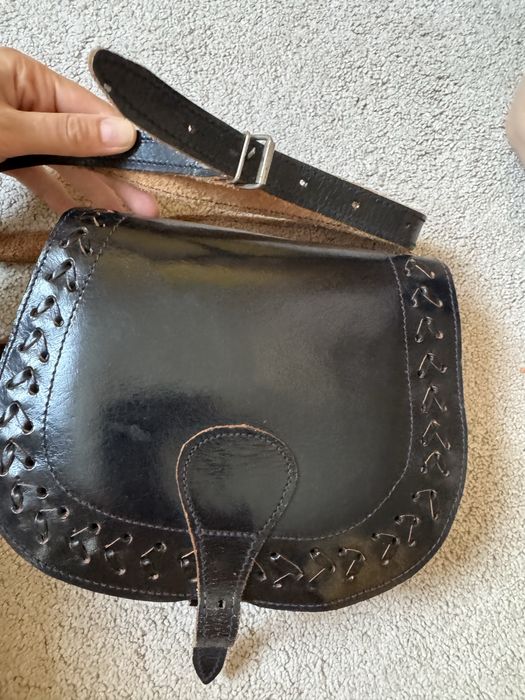 Чорна шкіряна сумка в етно стилі