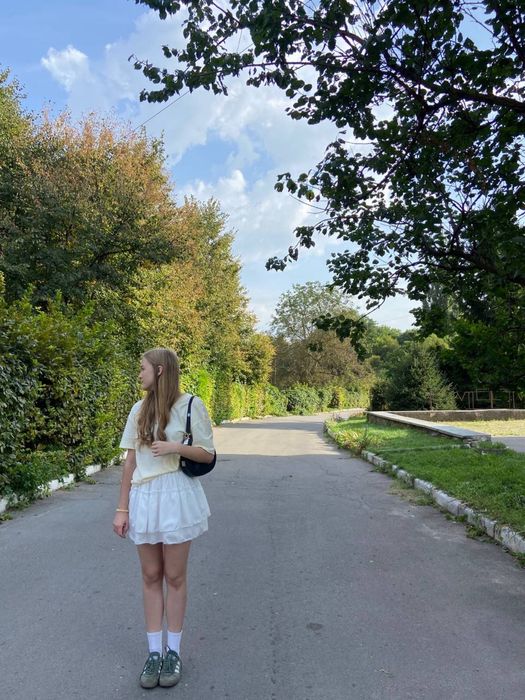 біла спідниця та брюки пудрового кольору