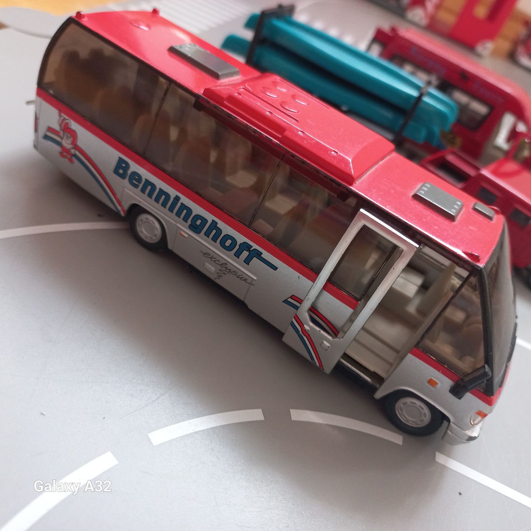 Siku 1:50 ambulans z otwieranymi drzwiami