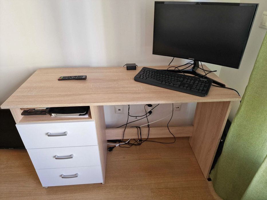 Secretária de escritório branca e Carvalho